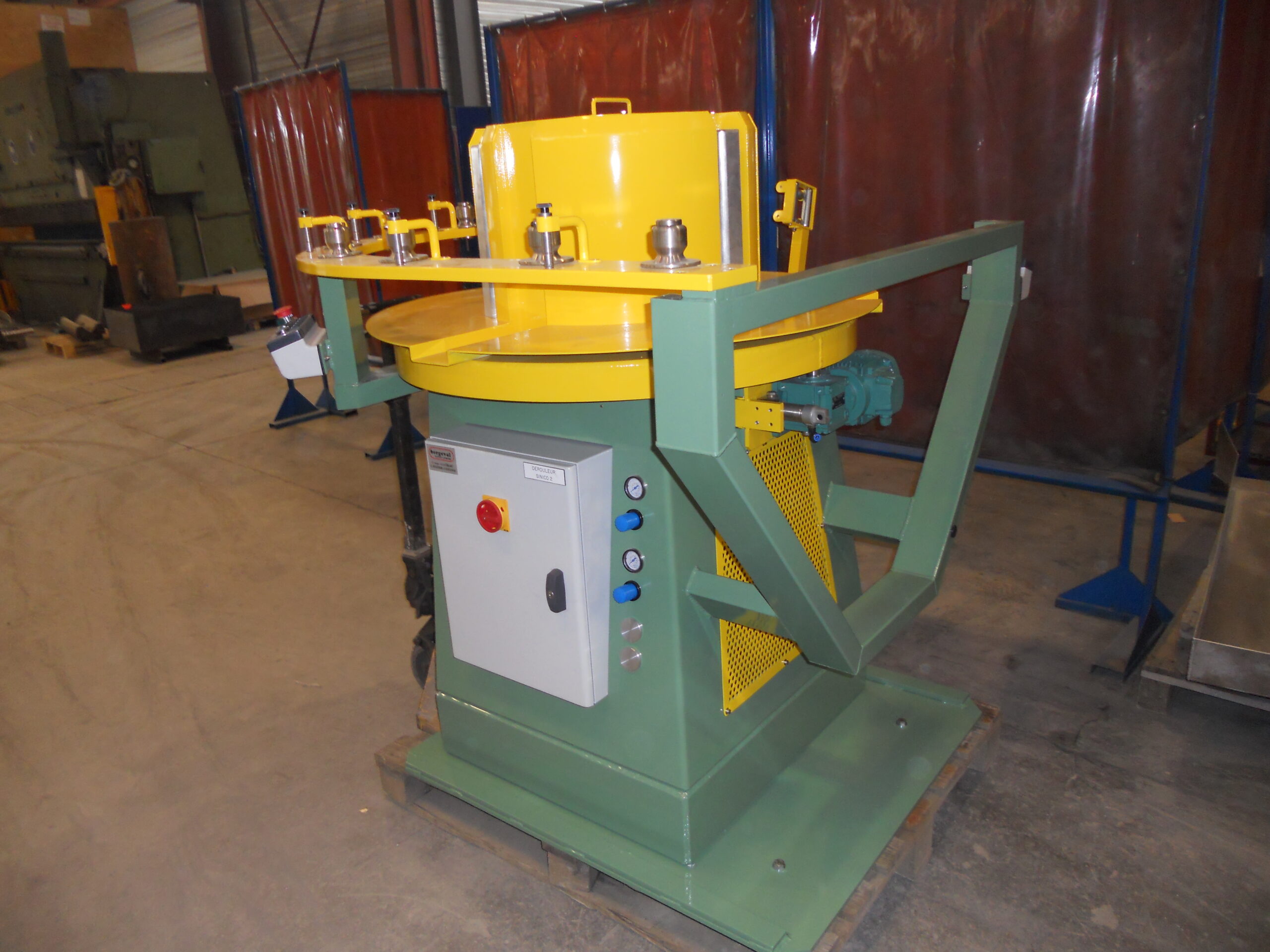 Réalisation de machine spéciale mécano-soudée (électricité, hydraulique, asservissement)