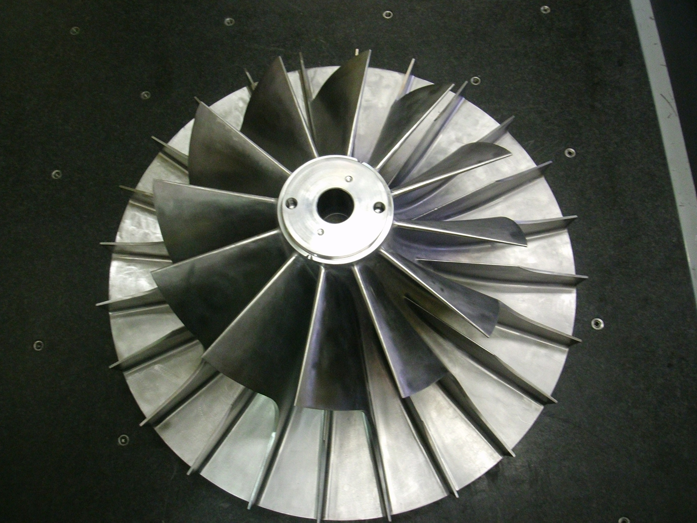 Usinage 5 axes roue aubagée - secteur Énergie / Aéronautique / Bien d'équipement