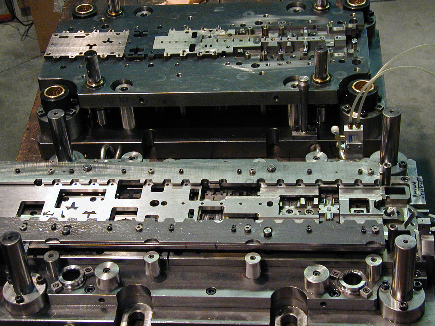 Conception et réalisation / mise au point / maintenance d'outillage de découpe industrielle 